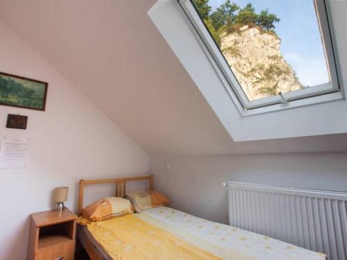 Ένα ή περισσότερα κρεβάτια σε δωμάτιο στο Noclegi pod Sosnowym Drzewem