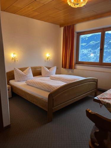 een slaapkamer met een groot bed voor een raam bij Ferienwohnung Schwendberg in Hippach