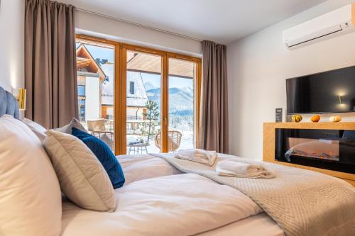 Giường trong phòng chung tại Okno na Wierchy by Apart Concept Podhale