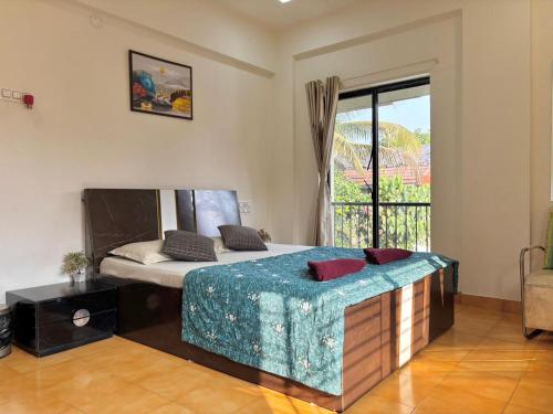 ein Schlafzimmer mit einem Bett und einem großen Fenster in der Unterkunft Tropicana Villa - The Dream Stays ll pvt pool ll 2AcRooms ll WiFi in Lonavla