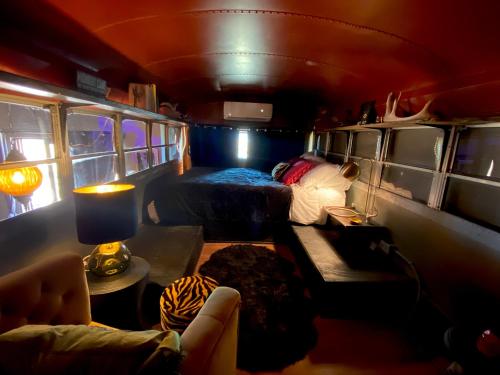 Postel nebo postele na pokoji v ubytování Casa Shangri-La - Eclectic Tiny House in the Heart of Terlingua near BBNP