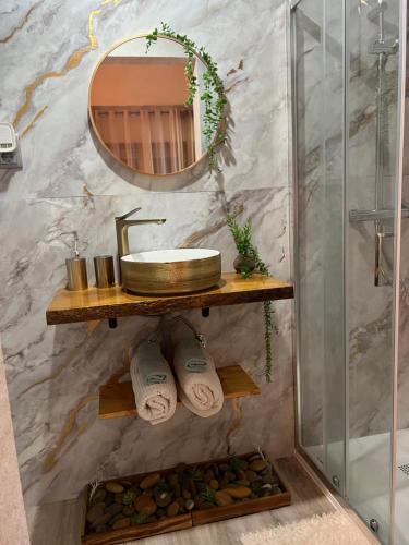 un baño con lavabo y espejo en Grace House, en Belinho