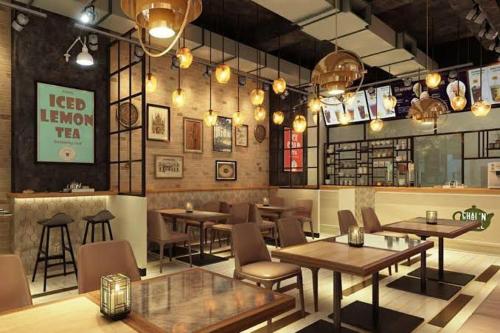 un ristorante con tavoli e sedie in una stanza di HotelMaple Tree , Gomtinagar Extension , Lucknow a Lucknow