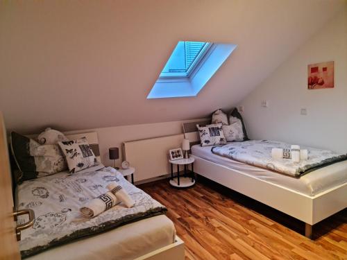 Postel nebo postele na pokoji v ubytování Citywohnung mit Schlafgalerie bis zu 6 Gäste direkt im Stadtzentrum Neuwied