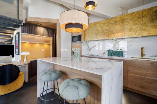 Luxury 4BR Apartment with Fireplace & Private Parking - Val Thorens