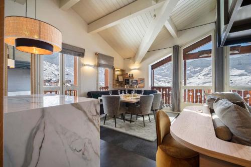 Luxury 4BR Apartment with Fireplace & Private Parking - Val Thorens