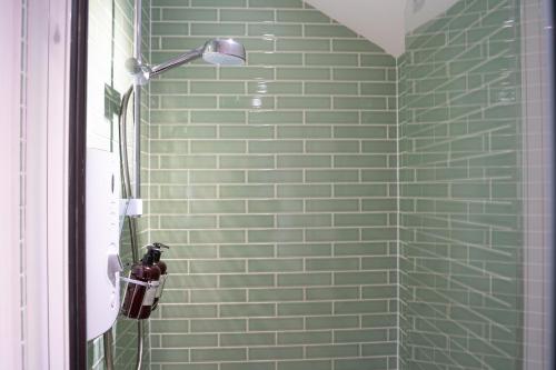 Et badeværelse på The Cotswold Luxe Cottage