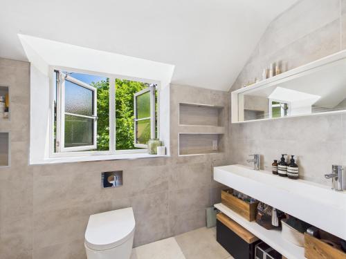 Luxurious 4 Bed Property: Chiltern Hills - Pass the Keys في Ibstone: حمام مع مرحاض أبيض ونافذة