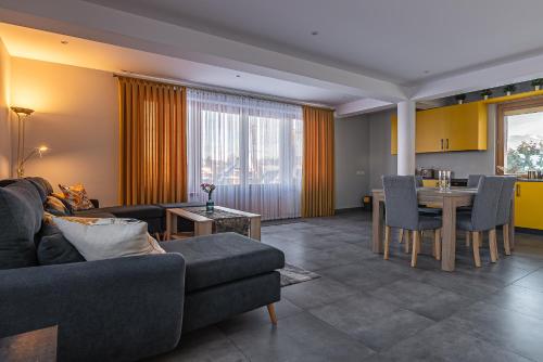 een woonkamer met een bank en een tafel bij Osada Witów - Dolina Złota in Witów