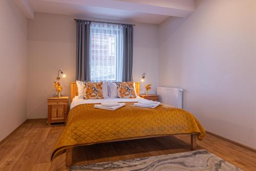 een slaapkamer met een bed en een raam bij Osada Witów - Dolina Złota in Witów