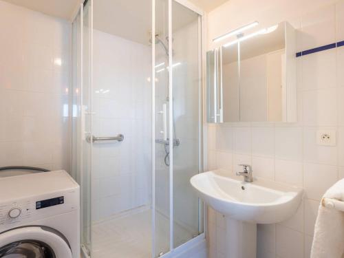 a bathroom with a sink and a washing machine at Charmant T2 avec vue port, idéal pour 4 pers. à La Trinité-sur-Mer - FR-1-477-78 in La Trinité-sur-Mer