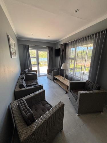 Una sala de estar con dos sofás y una mesa. en Chadelles, en Sedgefield