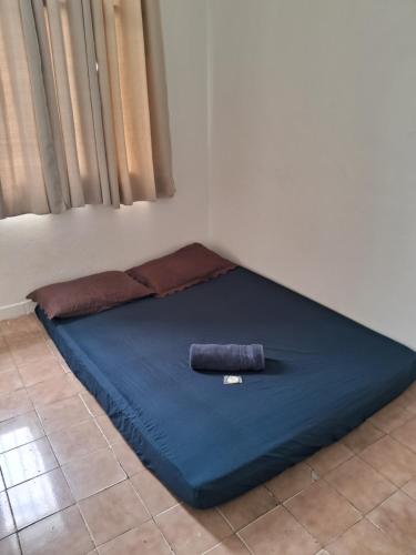 Bett in einem Zimmer mit blauer Decke in der Unterkunft Apto 2 quartos Grã Duquesa in Governador Valadares
