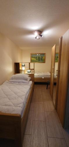 een slaapkamer met een bed en een deur naar een kamer bij Schau ins Land 2 in Elbingerode