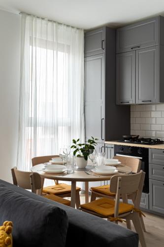 a dining room with a table and chairs in a kitchen at Urban Modern Apartment - AFI Arad in Arad