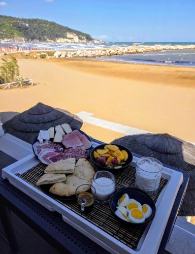 een grill met eieren en brood op het strand bij Sea Emotions Marina Bay in Peschici