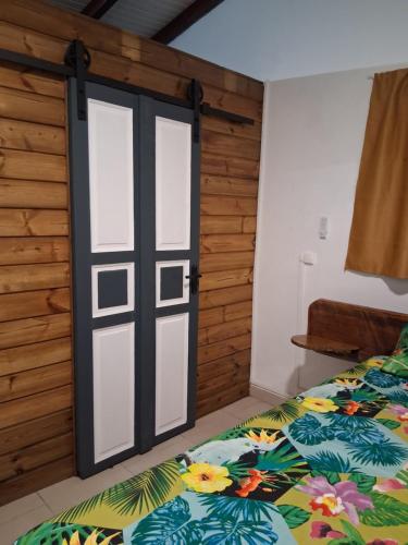 Ένα ή περισσότερα κρεβάτια σε δωμάτιο στο Ti Édèn