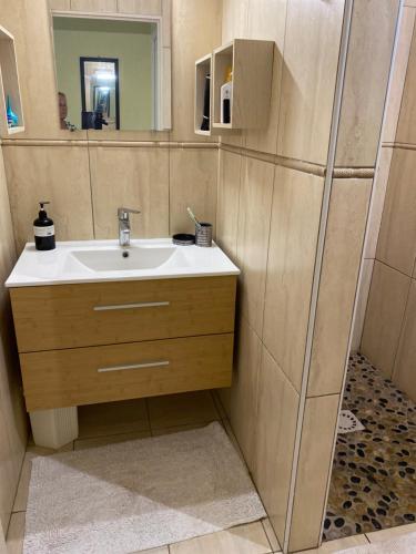 Ένα μπάνιο στο L'Oasis