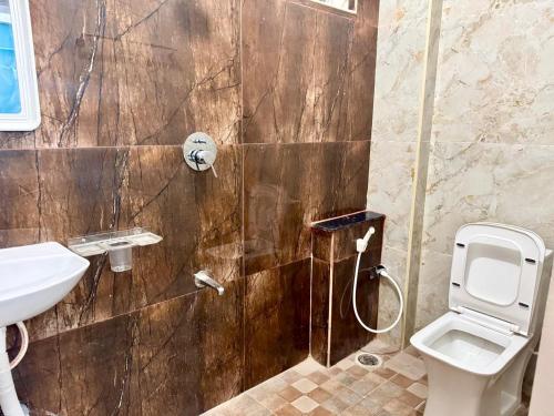 Phòng tắm tại Brookefield Suites Premium Rooms- Brookefield- AECS Layout