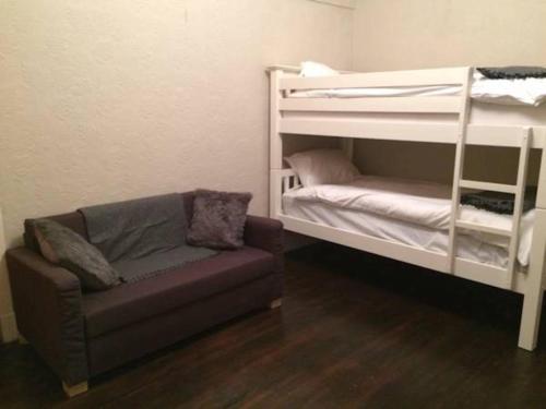 מיטה או מיטות קומותיים בחדר ב-The Haven Cottage
