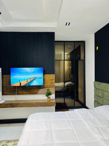 Una cama o camas en una habitación de Shortlet city