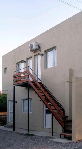 een trap aan de zijkant van een gebouw bij Brusa in Las Grutas
