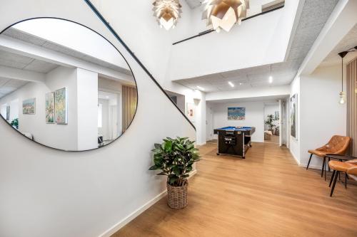 Φωτογραφία από το άλμπουμ του Large Pool House With 15 Bedrooms And Lots Of Activity Options σε Erslev