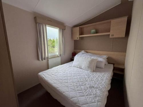 Ένα ή περισσότερα κρεβάτια σε δωμάτιο στο Lovely 6 Berth Caravan With Wifi At Pakefield, Suffolk 68119Bs