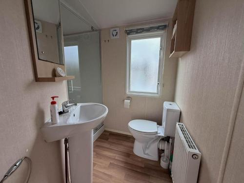 Ένα μπάνιο στο Lovely 6 Berth Caravan With Wifi At Pakefield, Suffolk 68119Bs