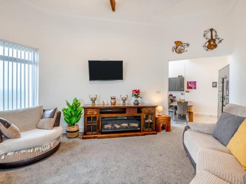 Sea View Penthouse - Regency Mansion في ريدكار: غرفة معيشة مع أريكتين وتلفزيون