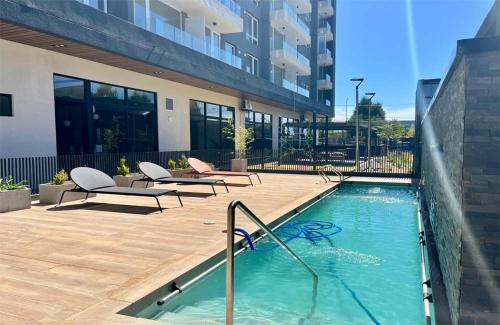 a swimming pool on the side of a building at Departamento Nuevo 1D1B con estacionamiento sobre stripcenter y supermercado in Los Ángeles