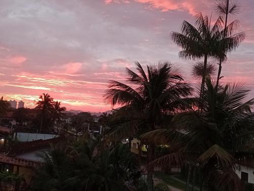 Východ nebo západ slunce při pohledu z penzionu nebo okolí