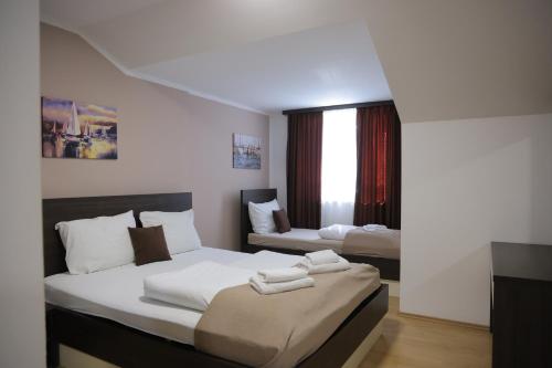 Giường trong phòng chung tại Panorama apartments