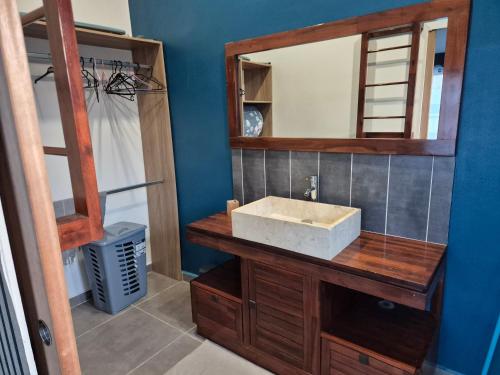 Ванная комната в villa avec piscine privé vue sur mer et montagne