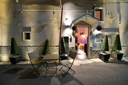 un tavolo e delle sedie davanti a un edificio di Eterea Wellness Suites a Montescaglioso