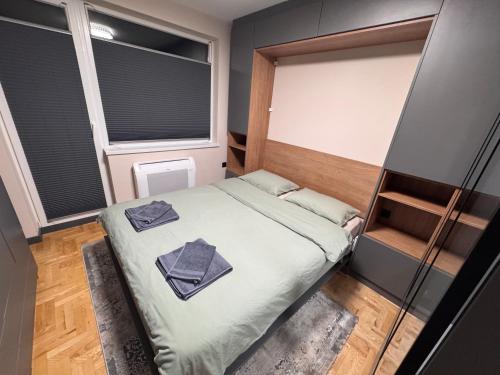 Ένα ή περισσότερα κρεβάτια σε δωμάτιο στο Modern City View Apartment near Medical College Free Street Parking