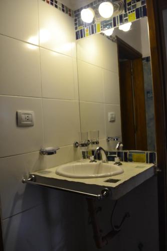 ein Badezimmer mit Waschbecken und Spiegel in der Unterkunft Posada La Lucía in Villa General Belgrano