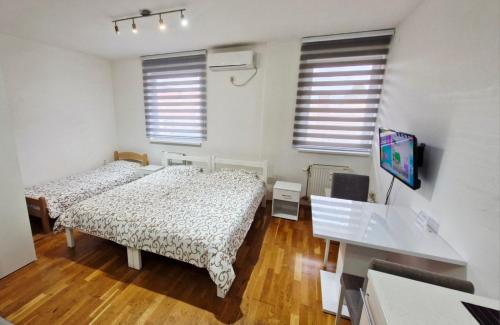 ズレニャニンにあるApartman IDEAのベッドルーム(ベッド2台、テレビ付)