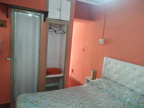 a bedroom with a bed and a closet at Depto San Clemente 3 in San Clemente del Tuyú