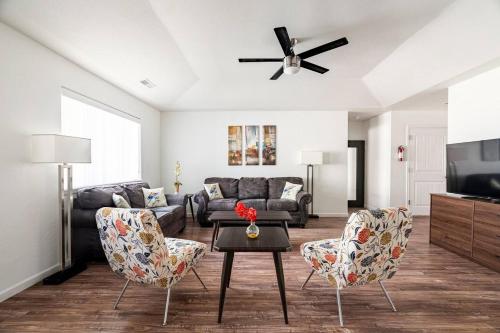 een woonkamer met een bank en twee stoelen bij Canyon View Oasis home in Redlands