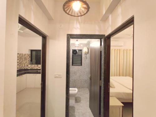 Ένα μπάνιο στο Cozy Assagao 1BHK Apartment with Pool, WiFi & Near Hotspots