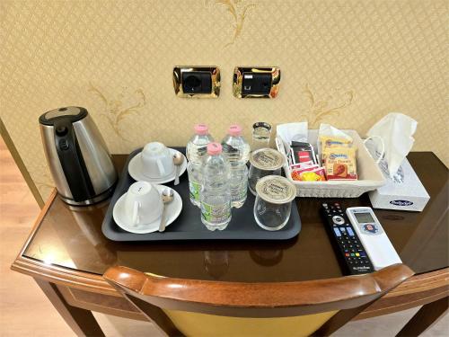 un tavolo con un vassoio di bottiglie d'acqua di Hotel Amadeus a Roma