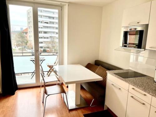 Kuchyň nebo kuchyňský kout v ubytování Central Zurich Flats with Balcony Hilda