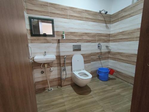 ein Badezimmer mit Toilette und Waschbecken in der Unterkunft Hotel Ardent in Ranchi