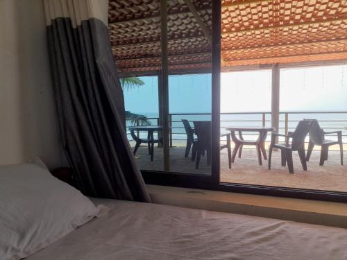 una camera da letto con un letto e vista sul patio di Gokarna Beach Near Homestay a Gokarna