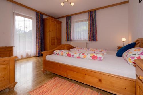 Кровать или кровати в номере Panoramablick Ferienwohnung Schiestl