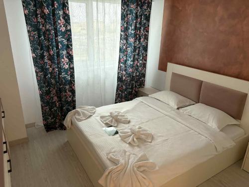 Ένα ή περισσότερα κρεβάτια σε δωμάτιο στο Oltenia Studio Decebal Residence 2 Craiova