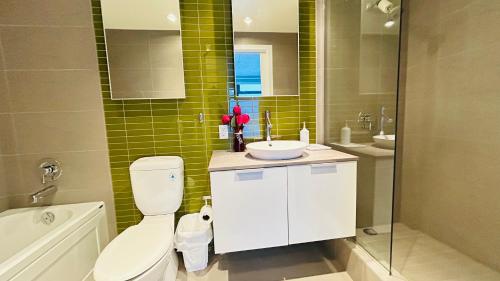 ein Badezimmer mit Toilette, Waschbecken und Badewanne in der Unterkunft Ocean and Mountain View Home - Downtown Vancouver in Vancouver