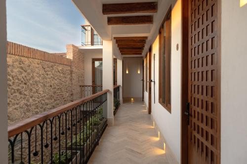 een gang van een huis met een balkon bij Hotel Palacio del Agua by Faranda Boutique in Cartagena