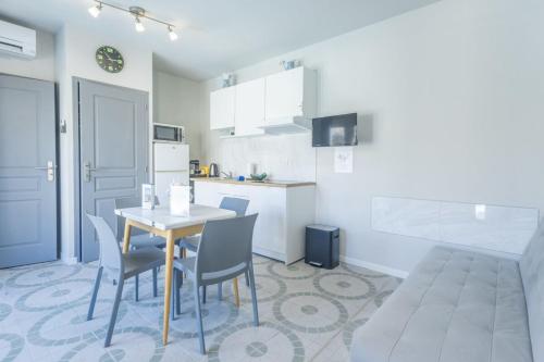 Η κουζίνα ή μικρή κουζίνα στο Le Patio Bleu - Swimming pool and close to the village of Camoins